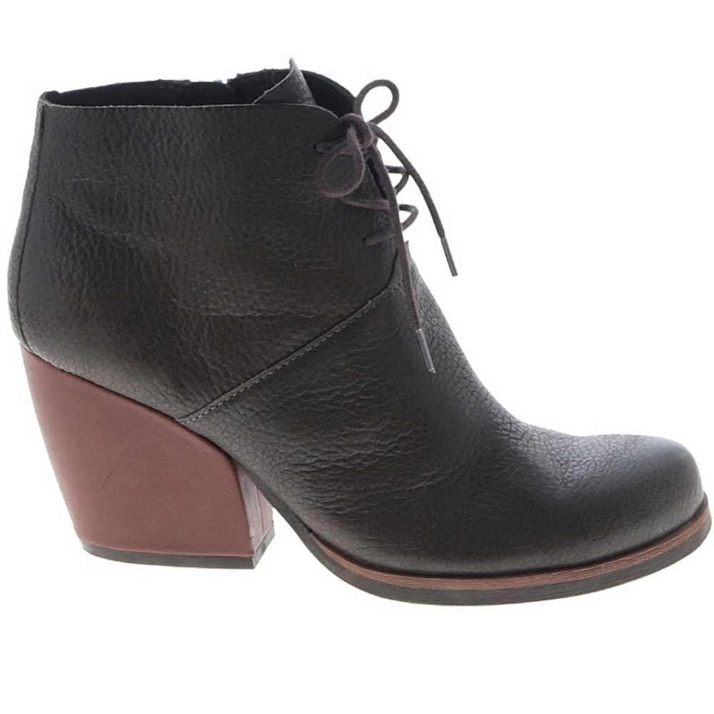 Korks 9 Rossi Pebbled Leather Lace Up Ankle Bootie black